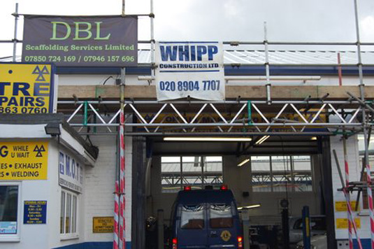Commercial scaffolding with optimised access for a working garage